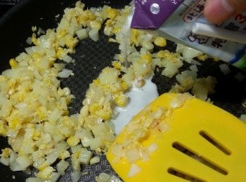 step10: 倒入牛奶煮滾