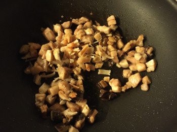 step6: 加入蟹柳, 冬菇, 蝦乾, 瑤柱略炒