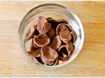 step2: 取一透明的玻璃杯，將可可脆片直接鋪放在杯底。