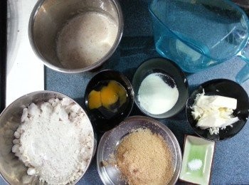 step2: 將所有材料拌勻搓揉成團後,加入牛油再搓至光滑