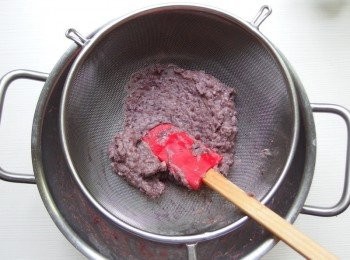 step5: 用果汁機或食物攪拌器將煮好的紅豆打成泥狀。 （洗出紅豆沙的方式）：準備一個大容器,將紅豆泥放在大濾網上,將紅豆泥過濾（此時紅豆皮會留在濾網上,過濾出的就是紅豆沙,紅豆皮不要）,洗的過程適時加一些清水。