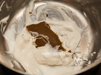 step3: 趁著雞肉在烤的時間，我們將椰奶下鍋炒至油水分離後加入綠咖哩醬炒香。