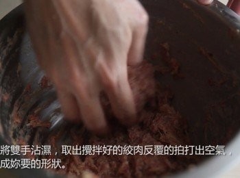step7: 再來將雙手沾濕取出漢堡肉，反覆的拍打出絞肉中的空氣。