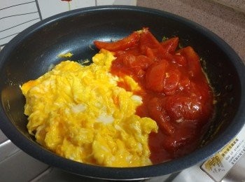 step6: 將蛋推往鑊的一邊， 再另一邊下芡汁， 輕手攪勻便可上碟