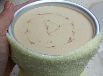 step12: 以熱毛巾包住活模外圍，轉動活模以令熱力圍邊走