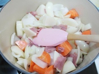 step4: 加入蘿蔔塊及馬鈴薯塊一起拌炒。