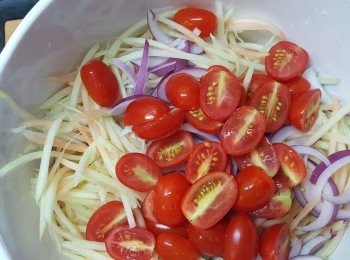 step5: 將木瓜絲、洋蔥絲及車尼茄拌勻。