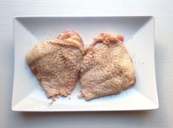 step2: 將雞腿排抹上所有的<span class="group_2">醃料</span>,稍加按摩讓它入味。最少要醃製30分鐘以上。醃製越久會更入味。