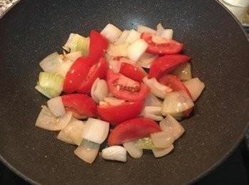 step4: 蕃茄入鍋略炒。