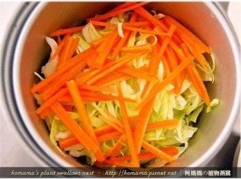 step5: 紅蘿蔔與高麗菜用清水洗淨，分切成細絲後，也放入至電鍋中。