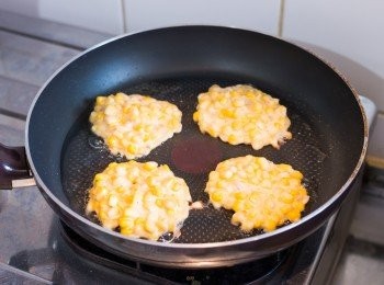 step4: 以中火燒熱鍋子，下適量油，油熱後下粟米粉漿，約 2 湯匙為一份，煎約 3 分鐘至金黃香脆後翻面。