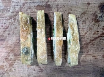 step15: 盛盤方式B：將豆皮捲切成細條，可方便多人享用。