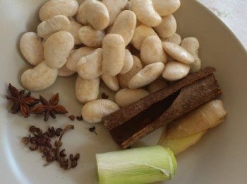 step1: 備好材料，芸豆洗淨用水浸泡一夜。