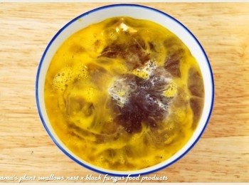 step3: 雞蛋、鮮奶與黑木耳露倒入碗中，並依各人喜好添加白糖。