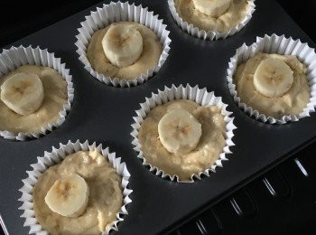 step6: 把香蕉切成小段，放在麵糊中間。