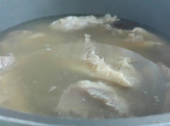 step4: 用一個細煲鋪上生菜和蘿蔔,牛腩食前切片放在新煲上加上牛腩湯。(記得食幾多切幾多,食剩留明天更加入味。]