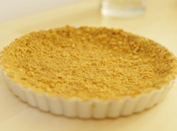 step1: <span class="group_1">餅底</span>做法：將消化餅乾放入膠袋內，用木棒擀碎。然後與溶化牛油拌勻，放在塔模具內，壓實。放入雪櫃45分鐘