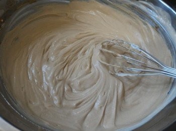 step3: 把2湯匙的步驟(2)及雲呢香油加入已放軟的Mascarpone內，輕輕攪拌至光滑忌廉狀。