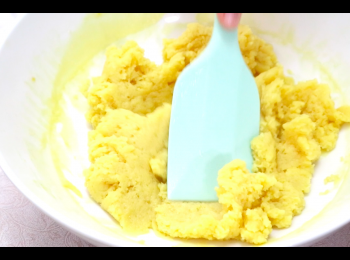 step4: 取出已蒸好的<span class="group_1">奶黃餡</span>，以刮刀攪拌至軟滑。