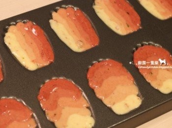 step10: 烤箱預熱至180度C(約350度F)。取出冷藏好的麵糊，在袋子一角剪出小開口，或直或橫向地，按照顏色深淺將麵糊擠在馬德蓮烤模上。（烤模先塗上少許奶油防粘）