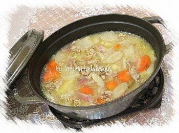 step1: 所有材料切細塊，先用油把肉片炒一下，盛起