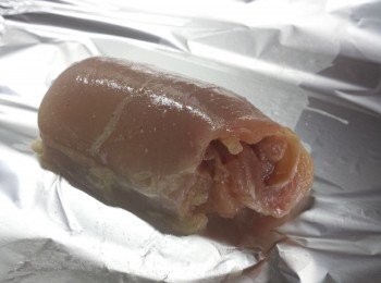 step4: 鋪好錫紙，然後將雞腿慢慢卷起。