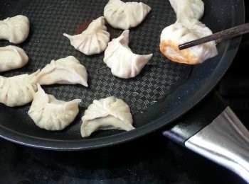 step6: 煎餃子方法:用平底鑊加1湯匙油,於冰箱直接取出餃子放入鑊中煎到底部金黃色