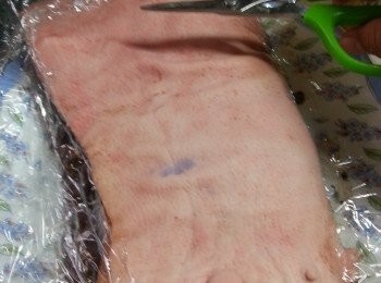 step5: 用較剪剪開豬皮位置,令豬皮不要包著保鮮紙,將豬肉放入雪櫃抽乾豬皮水份一晚