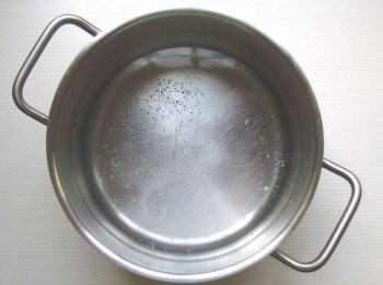 step3: 準備一鍋熱水,加入少許的海鹽及沙拉油,水滾後放入秋葵汆燙至熟。加入沙拉油可讓秋葵色澤保持翠綠。