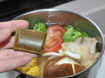 step9: 接著放入1小塊【穀盛綠咖哩】於湯鍋中繼續滾煮