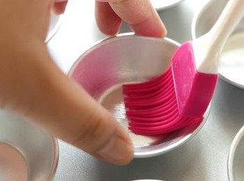 step4: 在每一個撻模內噴油並以掃掃勻油份，注意薄薄一層就好，油份下太多的話之後鋪撻皮會不好鋪（如沒有cooking spray，可掃上菜油或牛油溶液代替）。