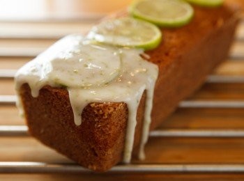 step12: 最後將檸檬片與糖霜淋在棒蛋糕上面就完成了。