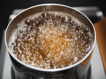 step7: 最後用170~180度的油溫，將製作好的可樂餅下鍋炸到外皮金黃酥脆就完成了喔。