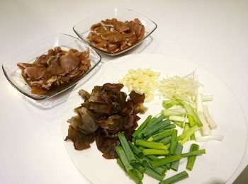 step1: 豬菲力肉排用<span class="group_2">醃料</span>醃半小時，木耳洗淨切絲，蒜頭切末，蔥切段。
