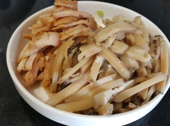 step4: 煲過湯的冬菇及一些豬扒切絲