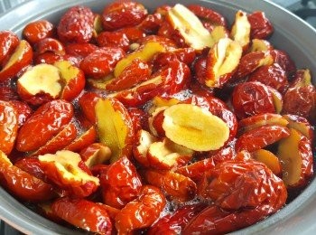 step2: 用6碗水煲紅棗，蓋上蓋子煲至滾，關火焗30分鐘。