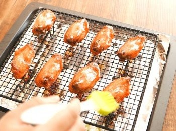 step6: 取出，掃上蜜糖，多焗 1 分鐘。