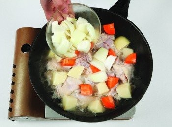 step4: 當雞肉開始煮熟變白時，放入馬鈴薯與紅蘿蔔、洋蔥。
