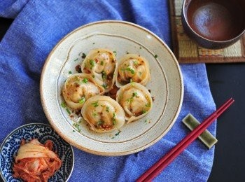 step6: 餃子蒸熟後淋上醬汁，便可上桌