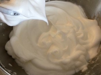 step2: 在器皿內加入蛋白，再分3次加入白砂糖打至企身