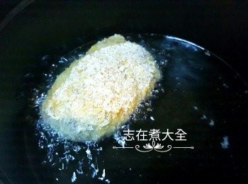 step8: 滾油下可樂餅，每邊約炸45秒至轉成金黃色即可享用