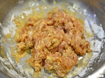 step3: 豬肉絲醃好之後與太白粉均勻裹粉