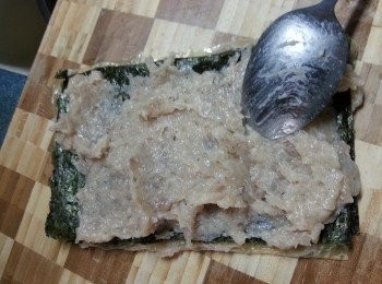 step7: 再將一塊壽司紫菜對摺,疊在蝦膠上(紫菜2層厚少少會好食d),再搽上另外一半蝦膠