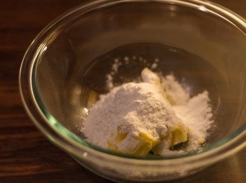 step1: 於大碗內加入室溫牛油及糖粉拌勻