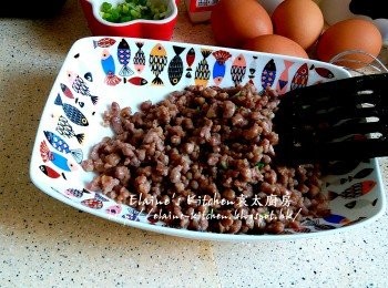 step6: 燒紅鑊 , 放入肉碎用中火拌炒至稍為轉色 , 加入蔥粒拌勻炒至肉碎熟透後盛起