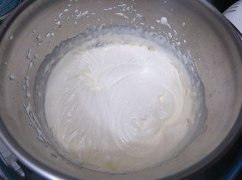 step13: 淡奶油打至6分發拌入抹茶白巧克力糊