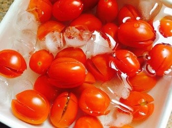 step2: 煮滾一鍋水，放入小蕃茄快灼10秒。撈起浸冰水至冰粒溶化，然後輕輕去掉蕃茄皮。