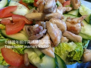 step6: 將準備好雞肉和蔬菜放入大碗內，加入適量<span class="group_2">青檸醬汁</span>輕輕拌勻即可。