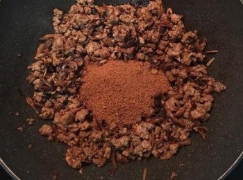 step9: 關火，倒入糖（女漢子用了棕櫚糖，成品出來顏色會較深）