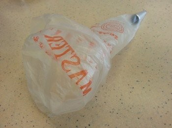 step5: 可倒進方形盆放進雪櫃1-2小時。
或入唧袋唧入矽膠模裡。